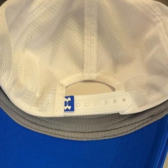 BRAND NEW men under armour isochill vent trucker adjustable cap hat - Picture 4 of 4